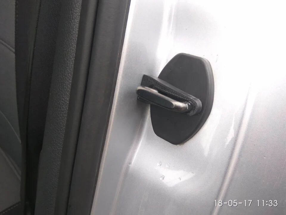 Фольксваген поло 2014 клипса передней двери уплотнителя. Дверные петли Фольксваген поло. Петли дверей поло седан 2014. Заглушка водительской двери Фольксваген поло седан.