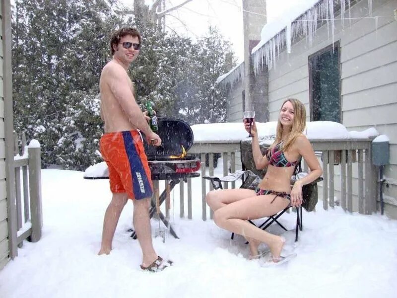 Приколы про лето. Зимой в шортах. Отпуск зимой. Допустимая температура в квартире зимой. Лето зимой прикольные.