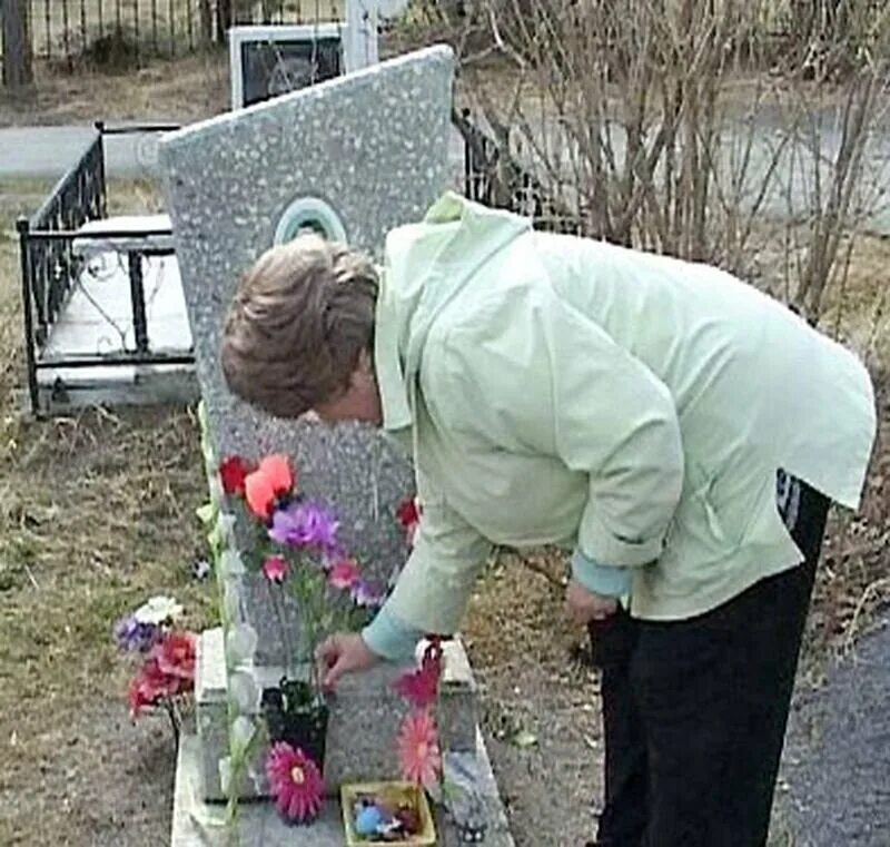 Что делают в родительский день. Кладбище днем. Родительский день на кладбище. Радоница на кладбище. Поминальный день на кладбище.