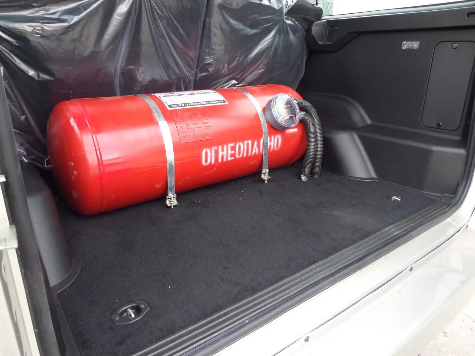 Можно перевозить газовый баллон в автомобиле. Пропан газ баллон 4 поколения. газ баллон метан 4 поколения. уаз пикап гбо метан. газ на авто пропан метан.