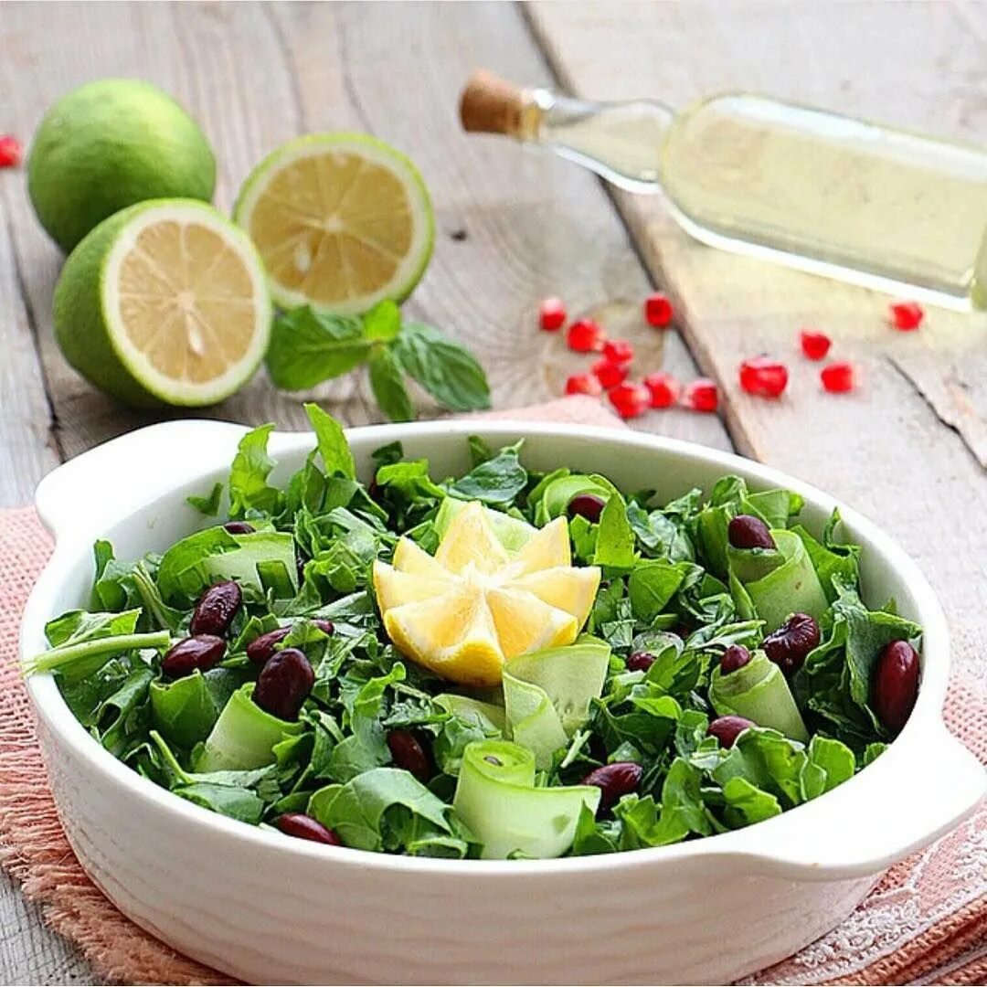 Салат. Салат с салатными листьями. Турецкая зелень для салатов. Весенние салаты для похудения.