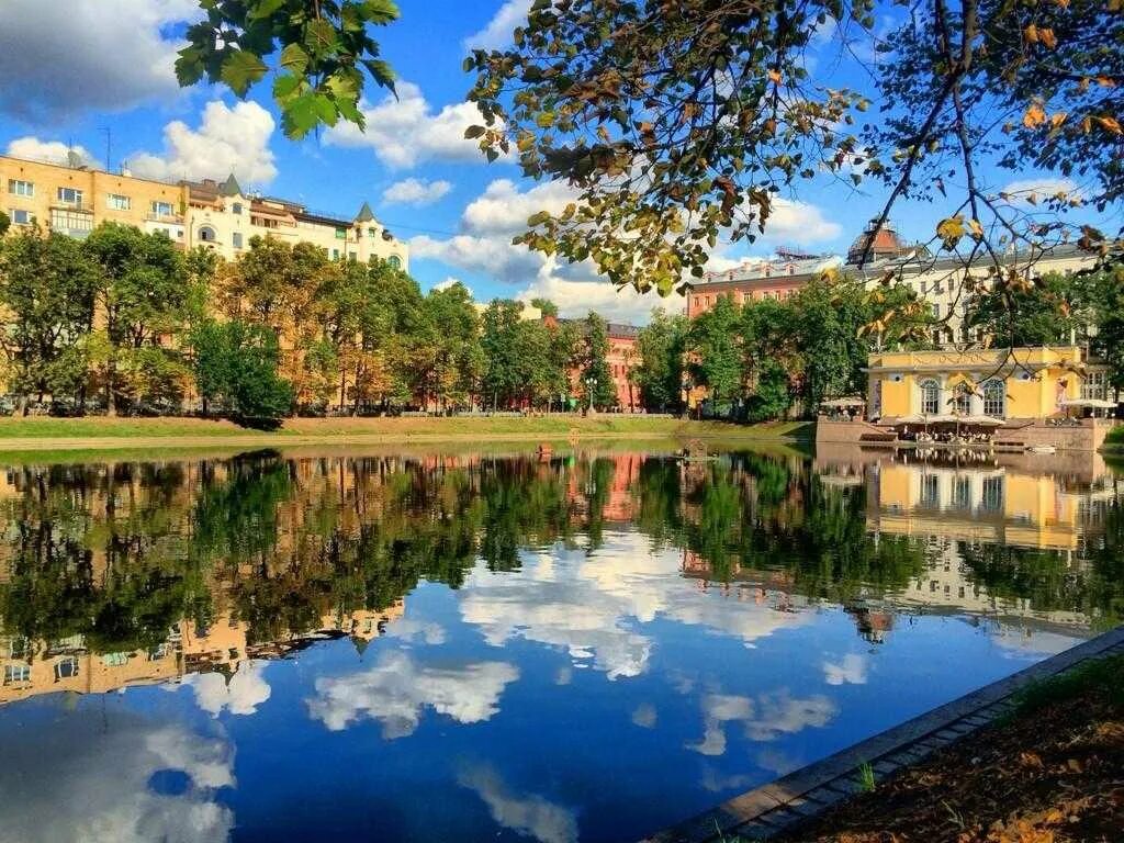 Патриаршие пруды москва скверы. Патриаршие пруды мгу. Где пруды в москве. Патриаршие пруды. Патриаршие пруды микрорайон.