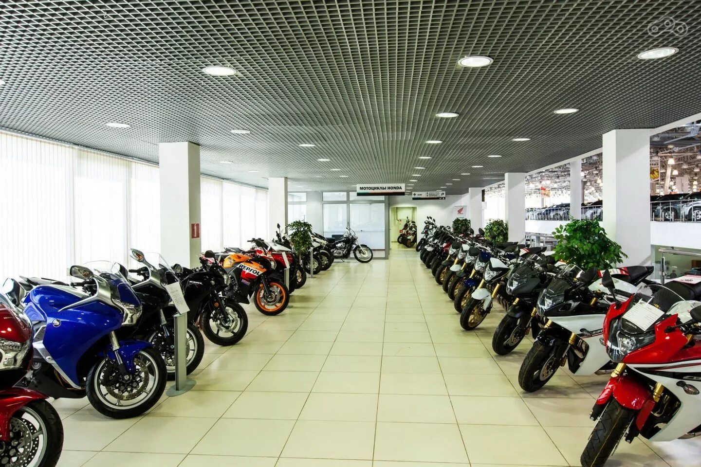 Мотоцикл купить новый магазин. Салон мотоциклов. Мотосалон мопед. Мотосалоны в Москве. Салон мототехники.