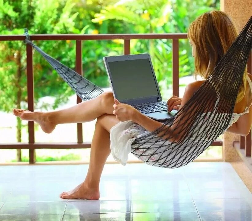 Девушка с ноутбуком на природе. Девушка отдыхает. Девушка в гамаке с ноутбуком. Девушка с ноутом на природе.