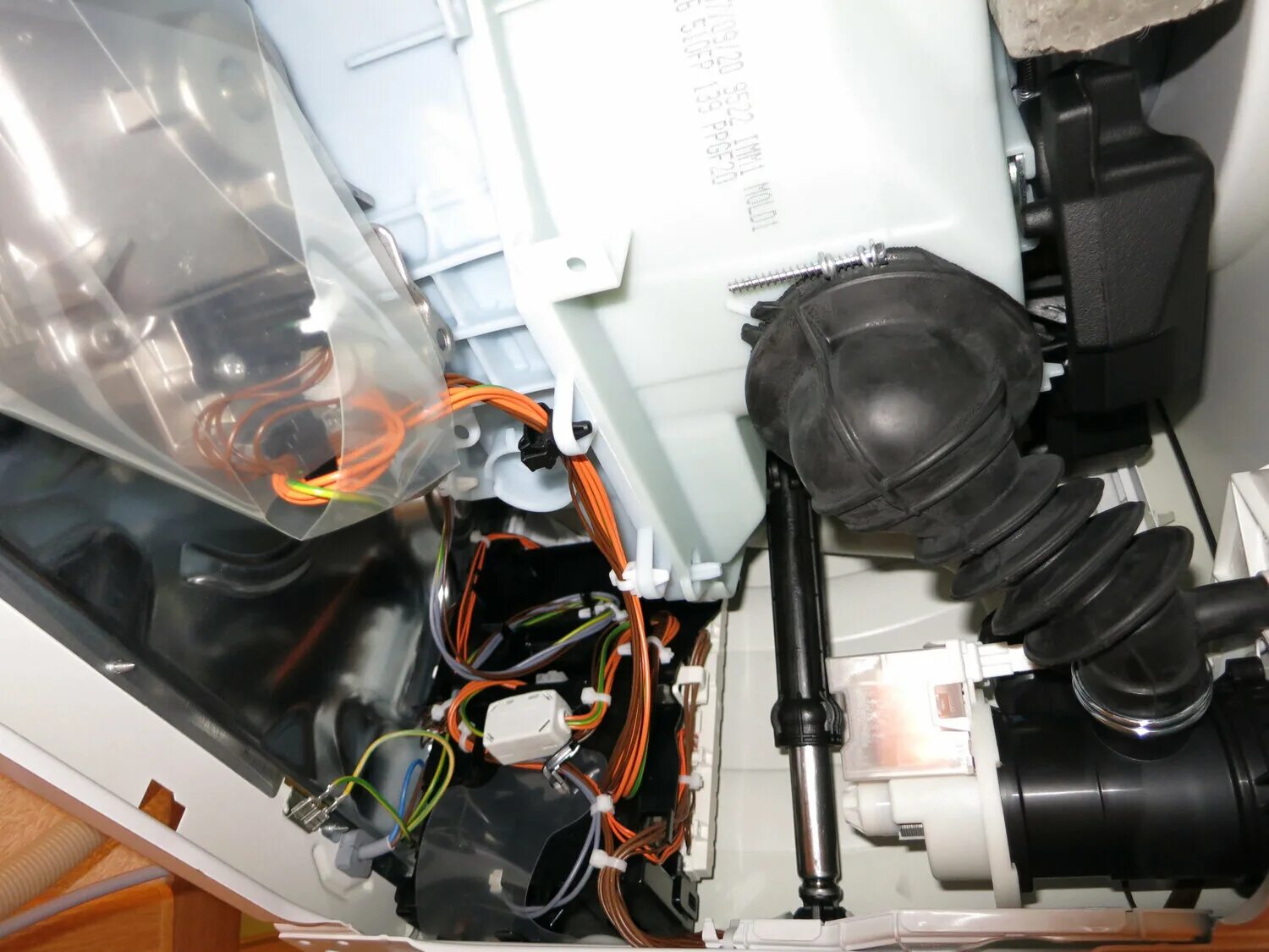 Машина аристон не сливает воду. Hotpoint ariston не отжимает. Стиральная машина hotpoint ariston aq7l. Машинка hotpoint ariston не сливает воду. Стиральная машина ariston avtl 109.