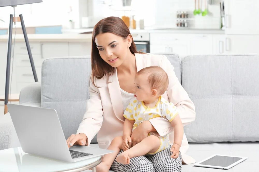 Декрет. Женщина с ребенком за компьютером. Деловая женщина с ребенком. Женщина в декрете.
