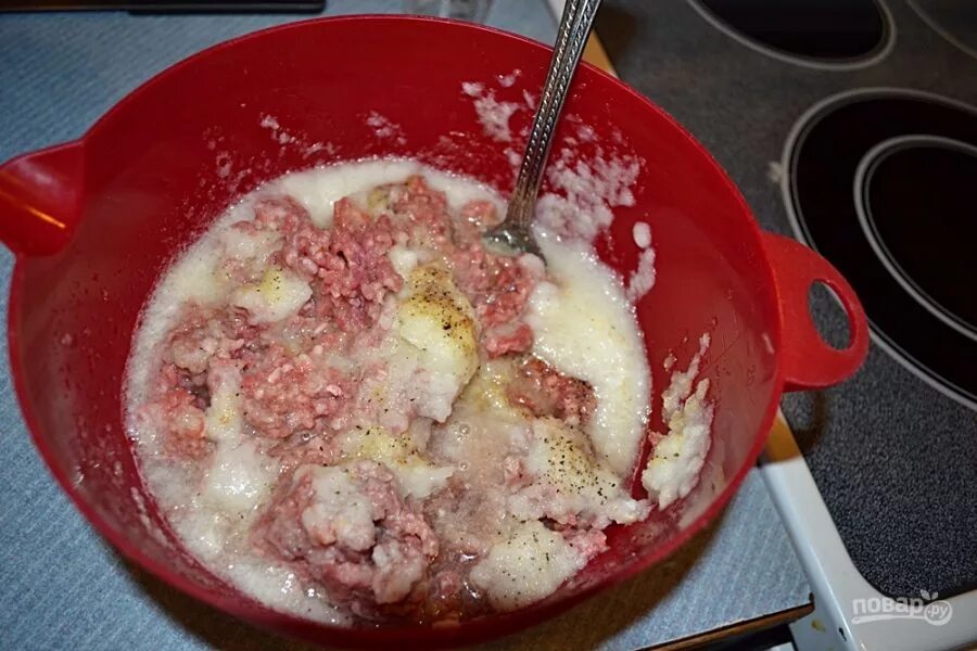 Фарш для чебуреков сочный. Вкусный фарш для чебуреков. Приготовление фарша для чебуреков. Фарш для чебуреков сочный из свинины