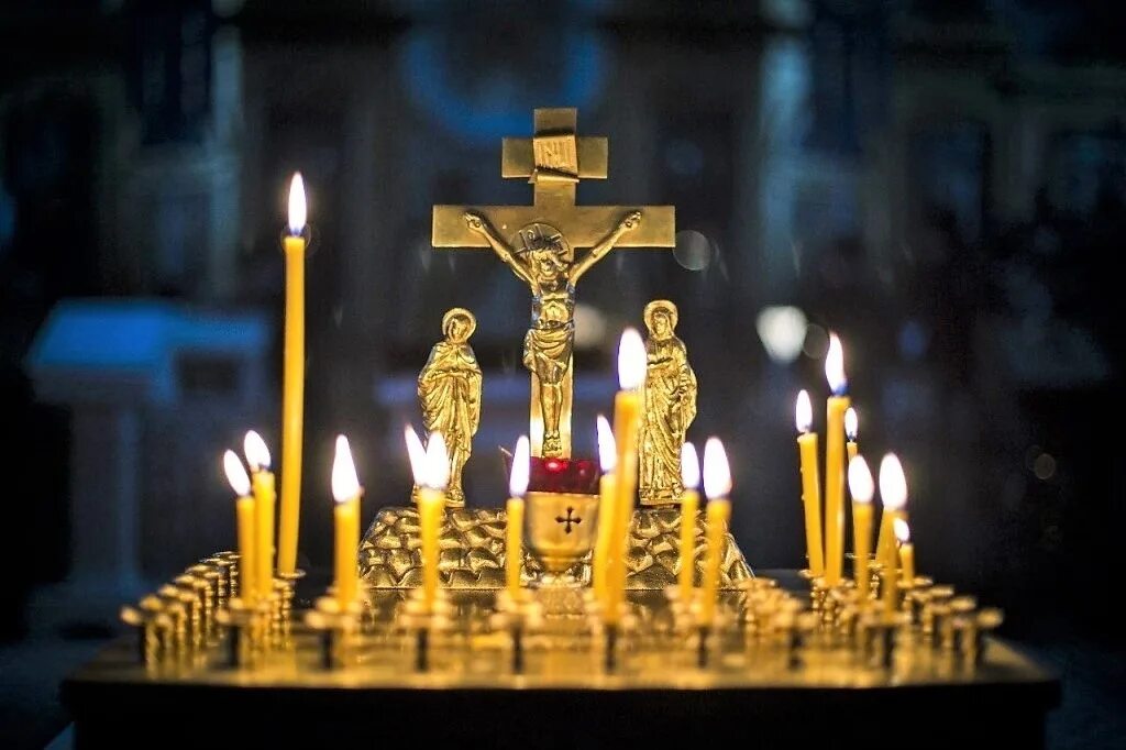 свеча на столе. родительская суббота в храме. на столе поставлю свечку. столик со свечами. свечи в храме поминание.