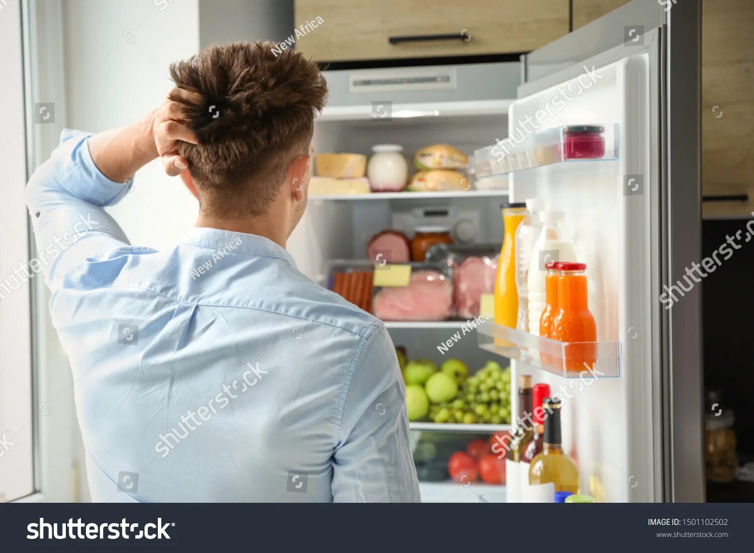 Через сколько лет можно включать холодильник. Холодильник с продуктами. человек в холодильнике. мужчина у холодильника.