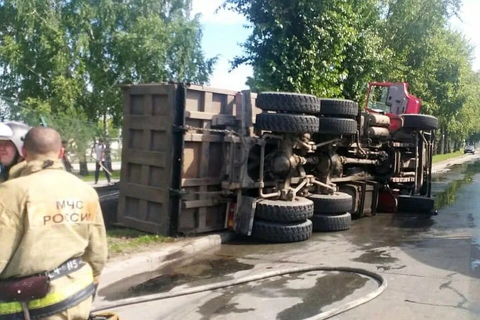 Упал набок. Опрокидывание грузового автомобиля. Грузовик перевернулся на бок. Грузовик Тачки перевернулся на бок. ЗИЛ 130 перевернулся.