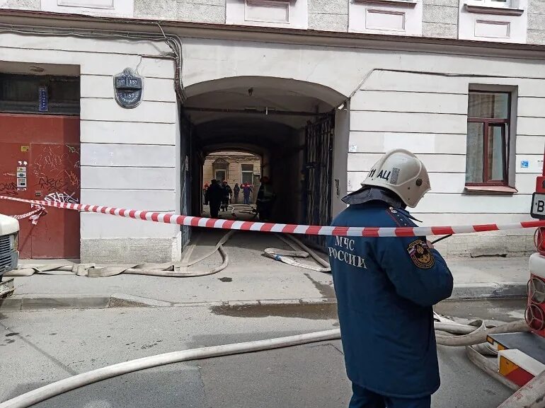 Пожар на большом проспекте Петроградской стороны. Пожар на Петроградке сейчас. Пожар в Санкт-Петербурге сейчас Петроградский район. Пожар на Петроградке вчера.