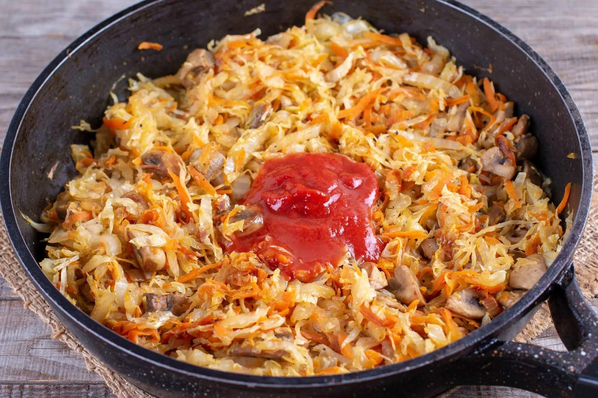 Потушить свежую капусту с мясом в сковороде. Тушеная капуста. тушеная капуста с грибами. капуста с мясом. гриб капуста.