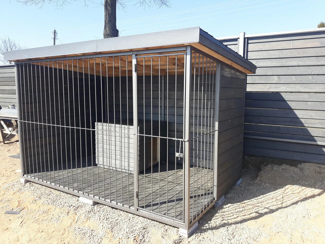 Вольер ndh2036. Красивый вольер для собаки. Вольер для алабая 2*2. Вольер для собаки из металла. Вольер для немецкой овчарки 3х2.