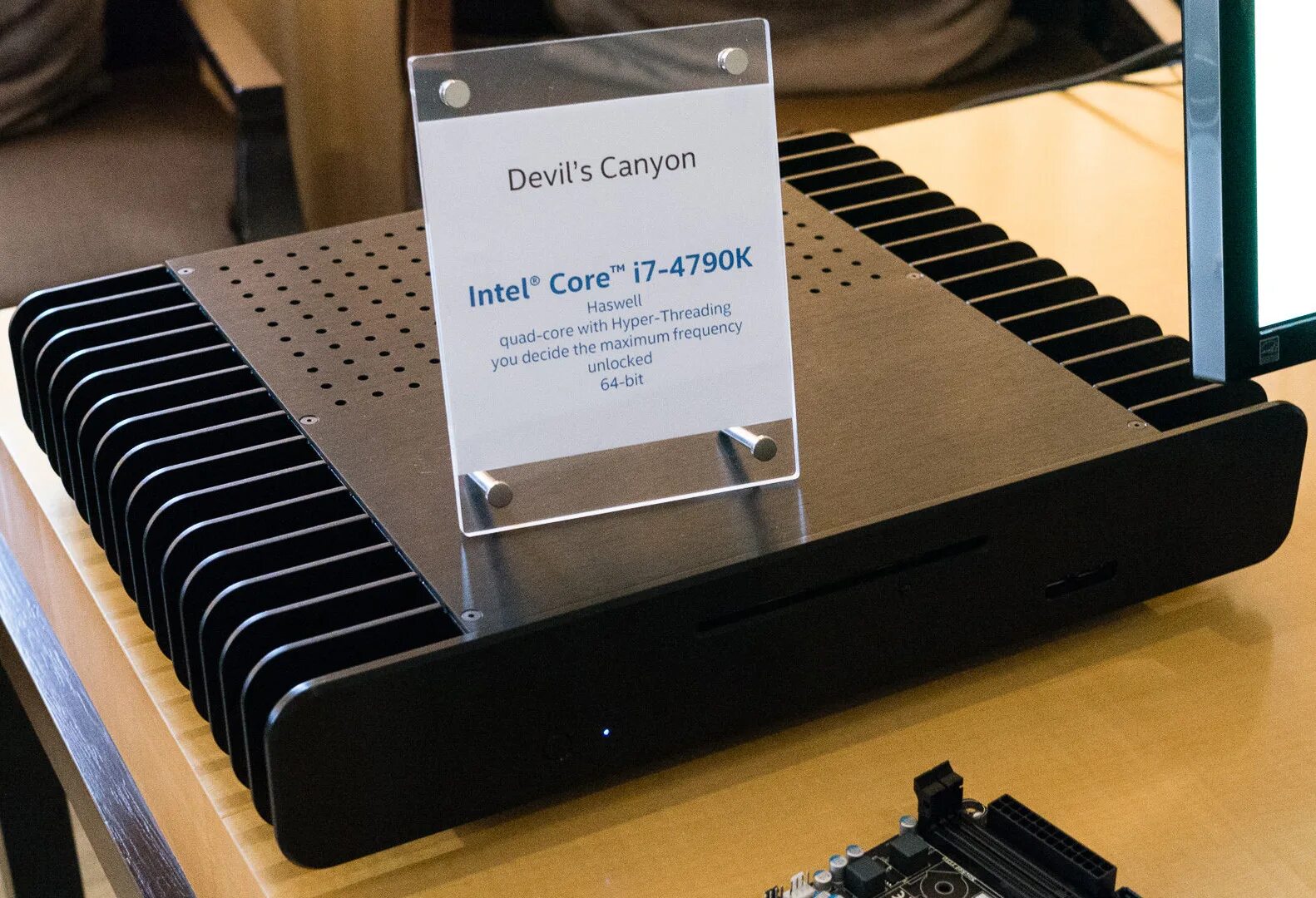 Devil canyon. Core 7 Fanless Cooler. Intel Core i7-4790k. Подставка Intel Canyon. Неттоп с пассивным охлаждением.
