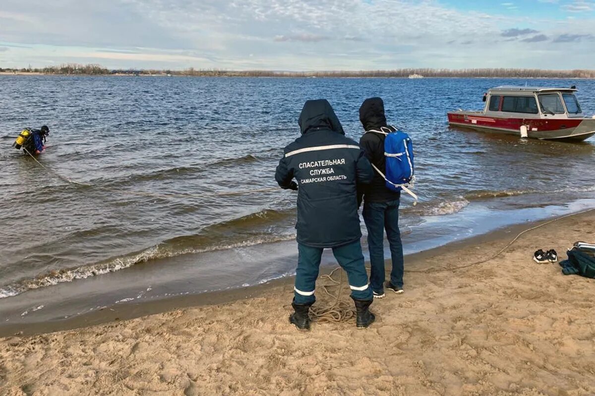 На Волге утонула женщина. Трупы утопленников в Волге. Спасатели Самара на набережной. Ж утонуть