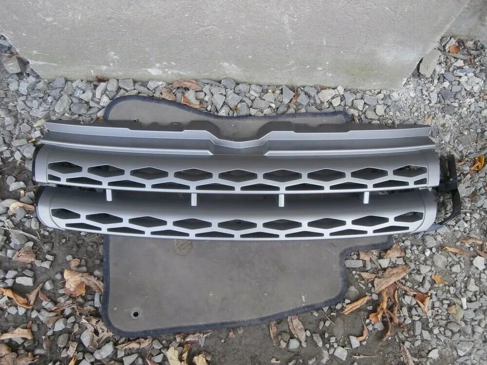 Решетка радиатора ленд. Молдинг верхний решетки радиатора ленд крузер 200. Решетка радиатора на рендж ровер l405. Решетка радиатора на land rover evoque. Решетка радиатора ленд.