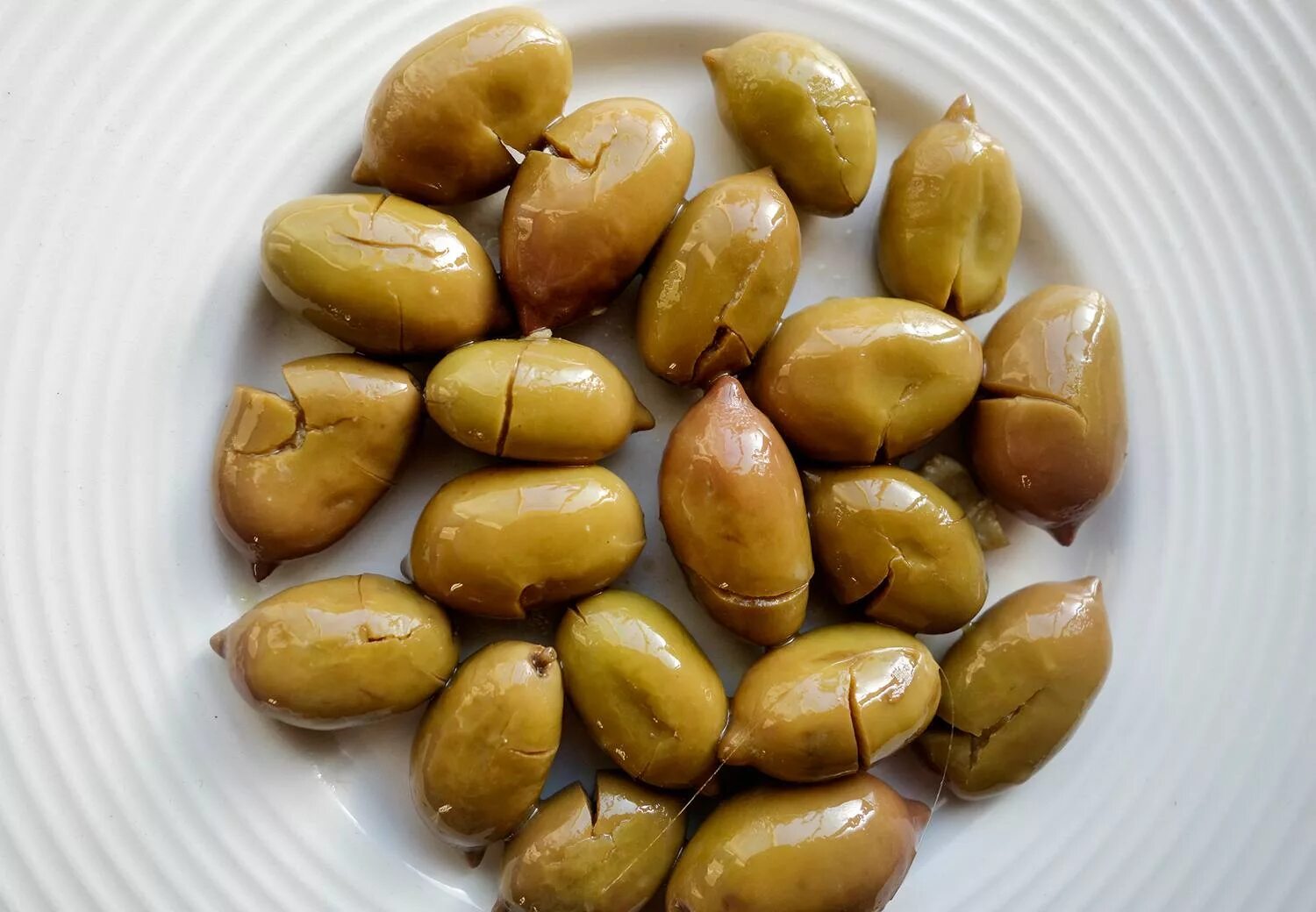Greek olive. Оливки большие каламата греческая олива. Итальянские оливки. Greek olive. Оливковая веточка.
