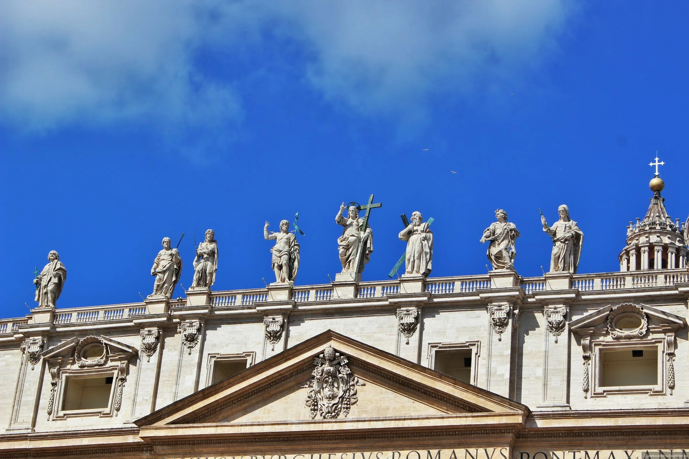 статуя в соборе святого петра в ватикане. статуя апостола петра в риме. молния в ватикане в статую петра. статуя святого петра в соборе святого петра. молния в ватикане в статую петра.