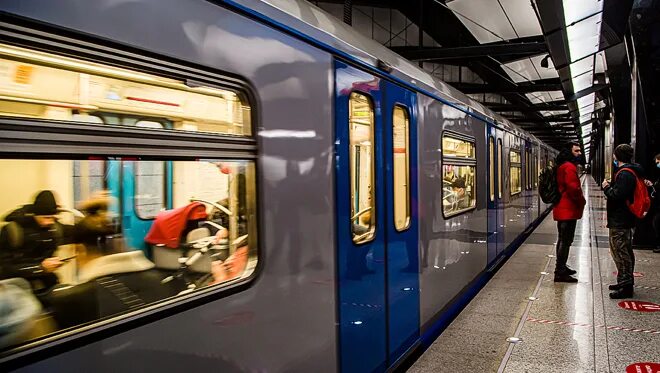Поезд в метро ходят с одинаковым. Поезда метро москвы будущего. метро в движении. метропоезд музей победы солнцевской линии. метропоезд музей победы на станции мневники.