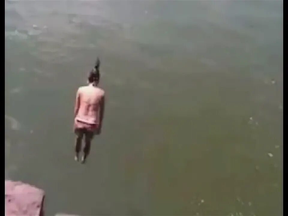 Видео женщина прыгает
