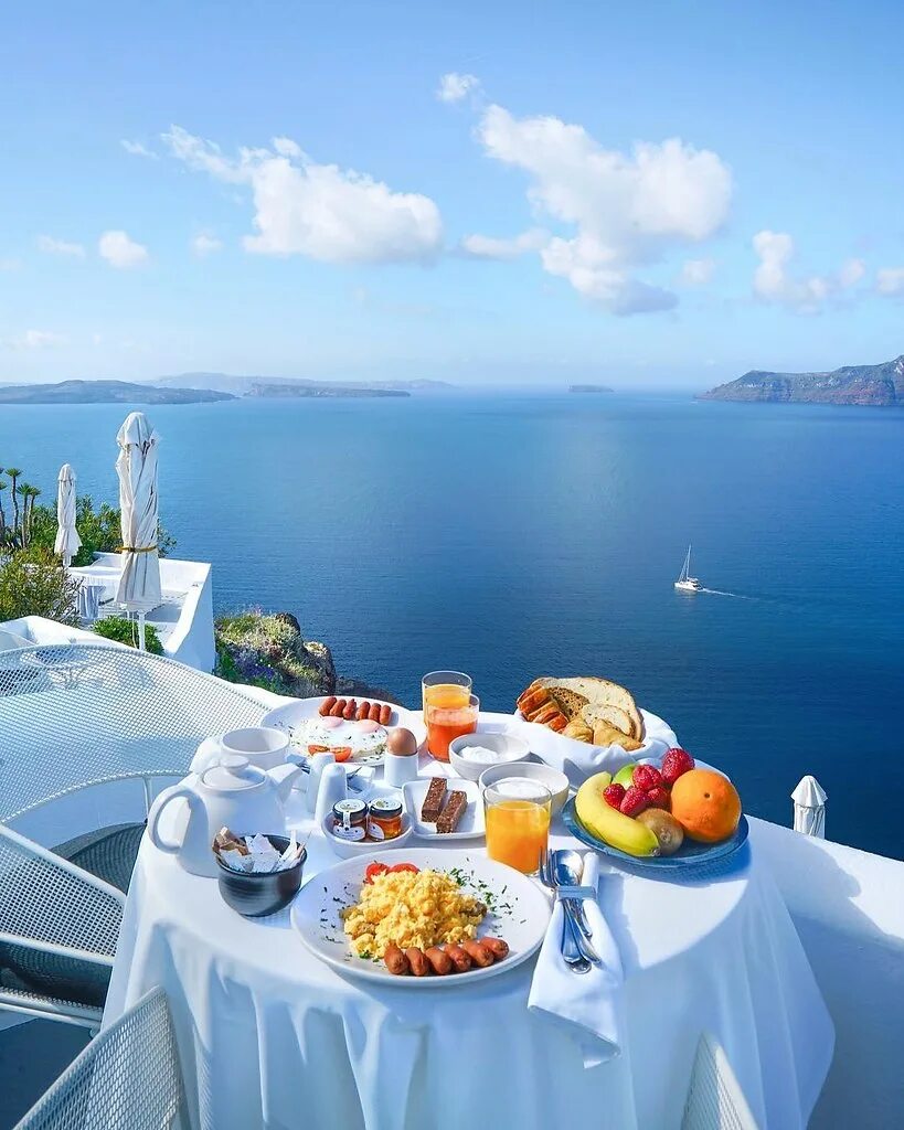 Santorini Греция завтрак на море. Утро на Санторини. Доброе утро море. Завтрак с видом на море.