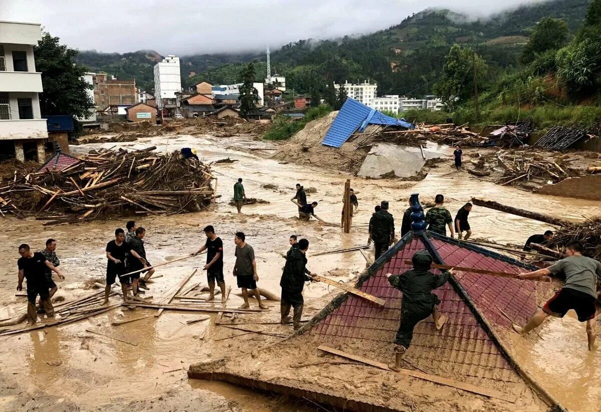 Flood natural disaster. Наводнение в Хэнань. Китай наводнение Янцзы. Наводнение в Китае в 1998 году. Потоп в Китае.