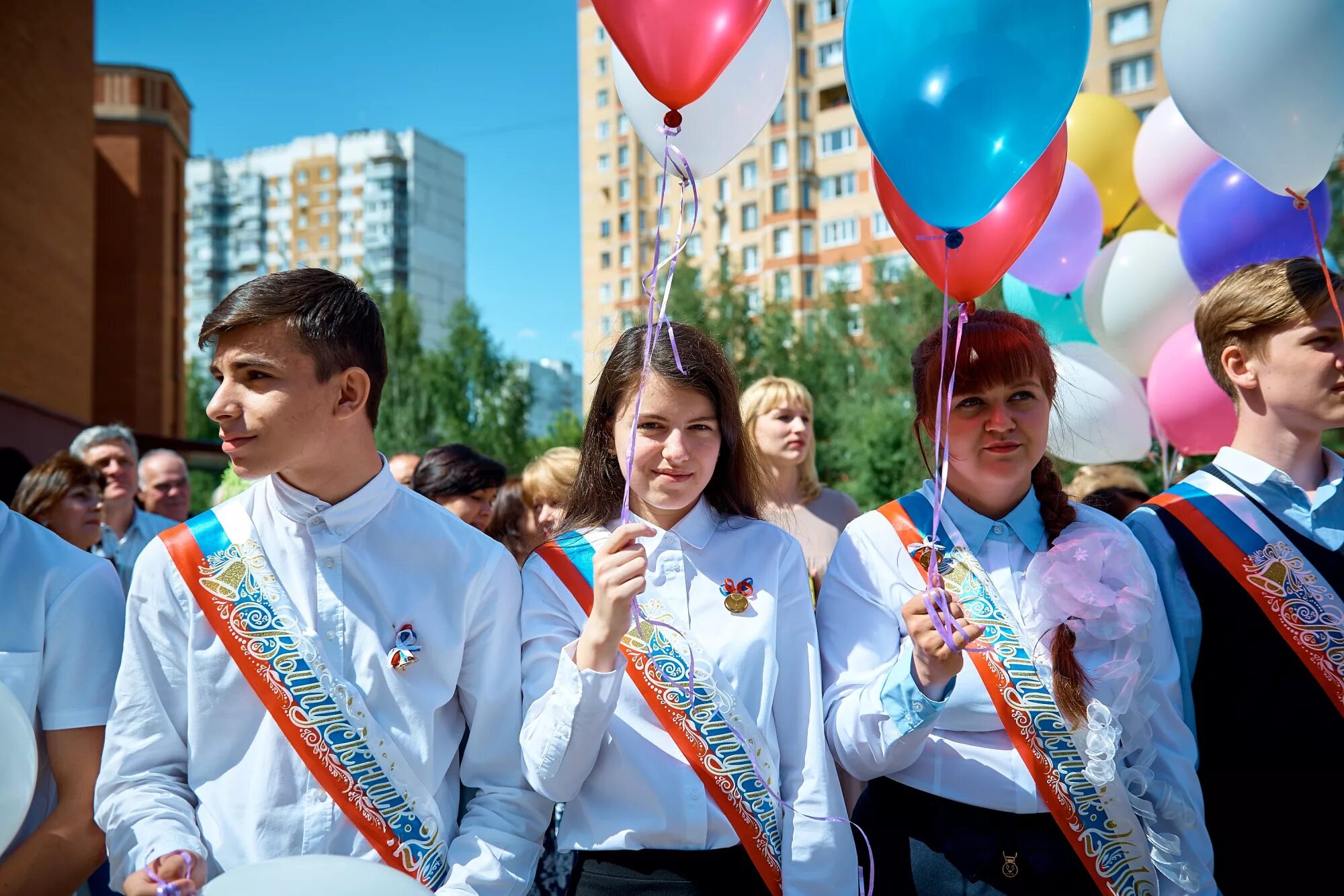 Выпускники школы. Выпускной в школе. Vipusknik shkoli. Выпускники школы последний звонок. Выпускники школ россия