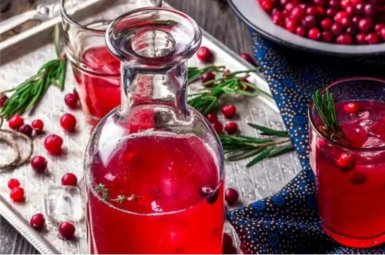 Морс из клюквы и брусники. Брусника с розмарином. Брусника с розмарином. Клюквенный соус к мясу. Брусничный соус к мясу.