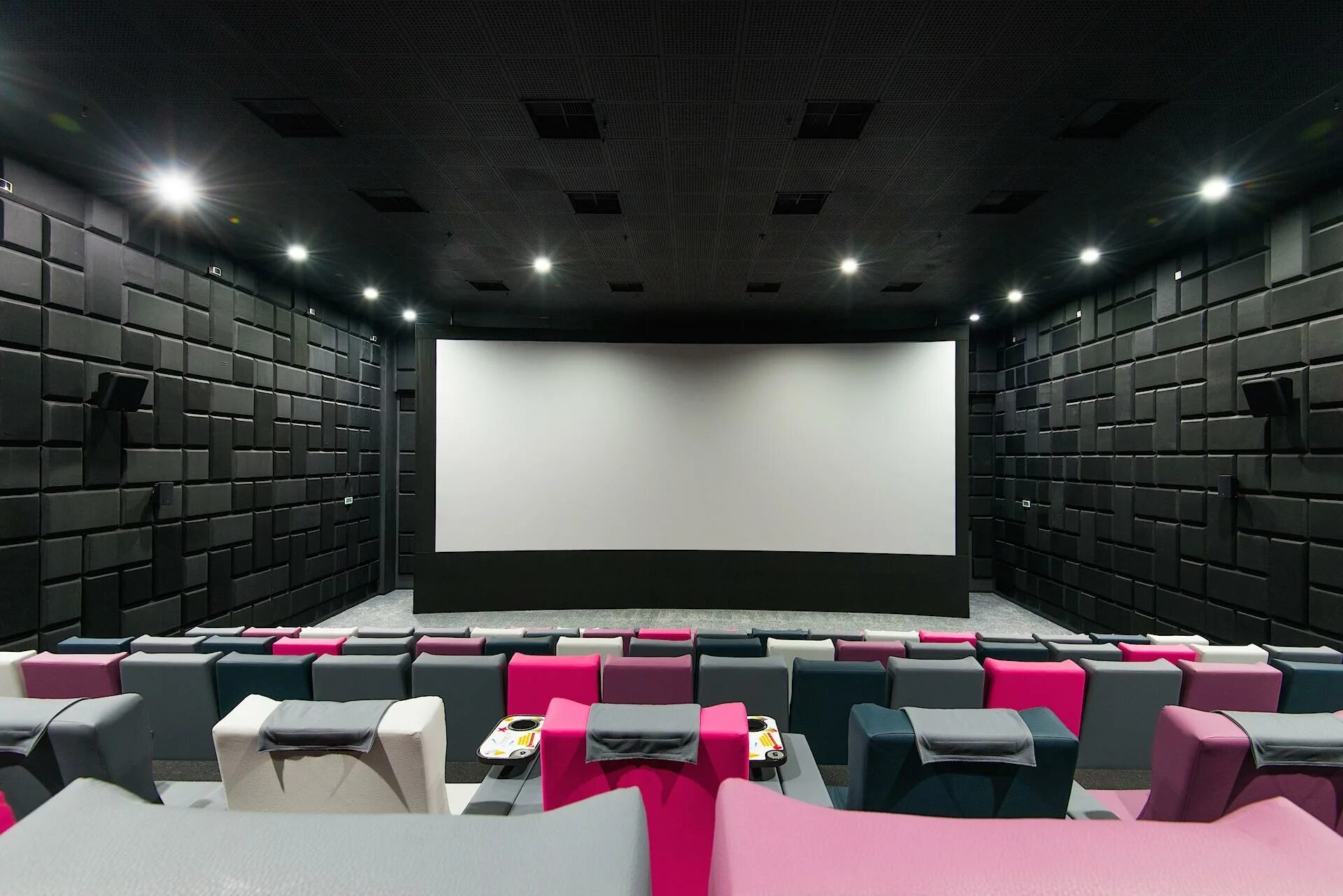 Тц арена кинотеатр. Silver Screen Cinemas в ТРЦ "ARENACITY". Silver Screen Dana Mall VIP зал. Кинотеатр Сильвер скрин Минск. Экран getd Silver Screen.