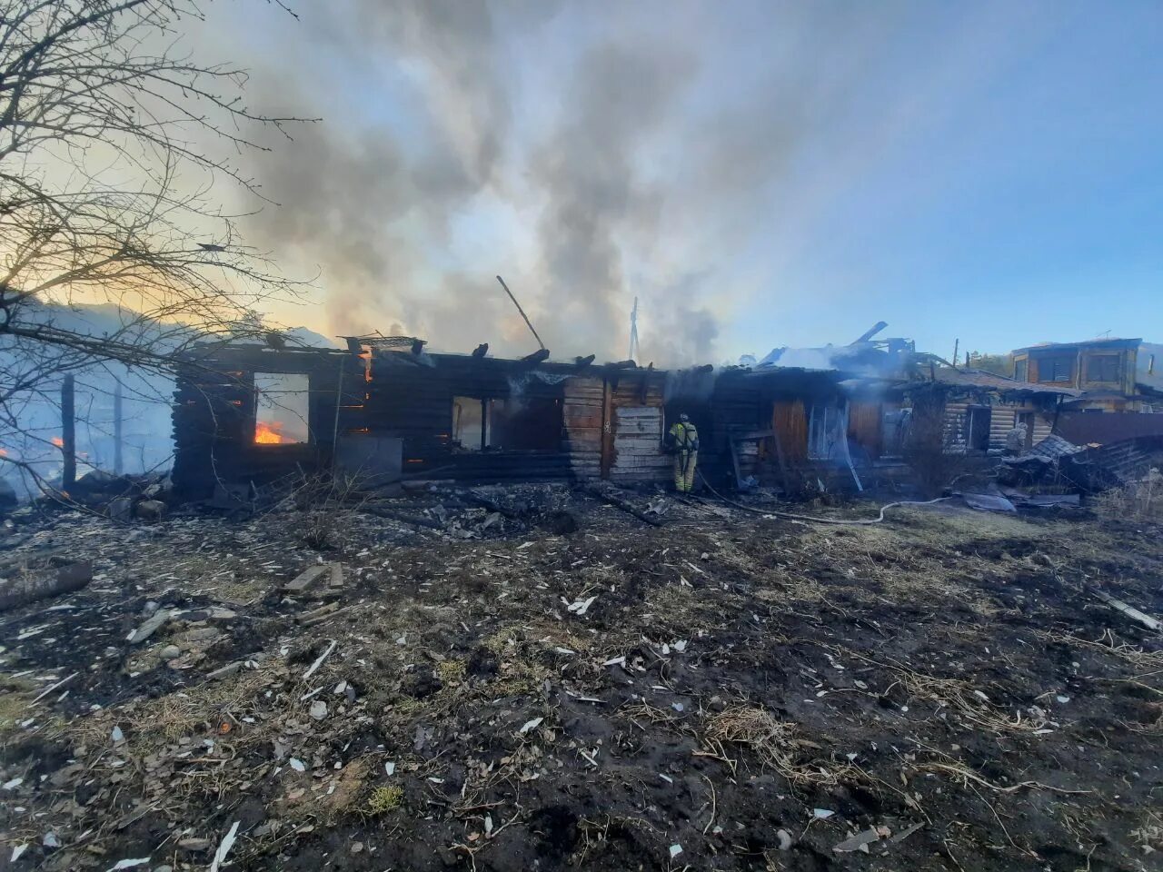 Сгорела турбаза водолей. Пожар турбаза катунь. пожар в чемале. пожар на турбазе. горное солнце алтай пожар.
