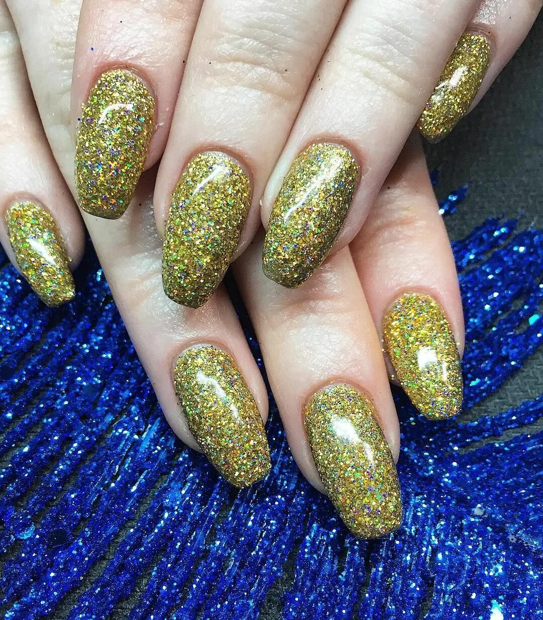 Новогодний маникюр в золотом цвете. Маникюр с золотом и серебром зимний. Ногти 2022 золото. Новогодний маникюр с елочкой. Новогодний маникюр 2023 золотой.