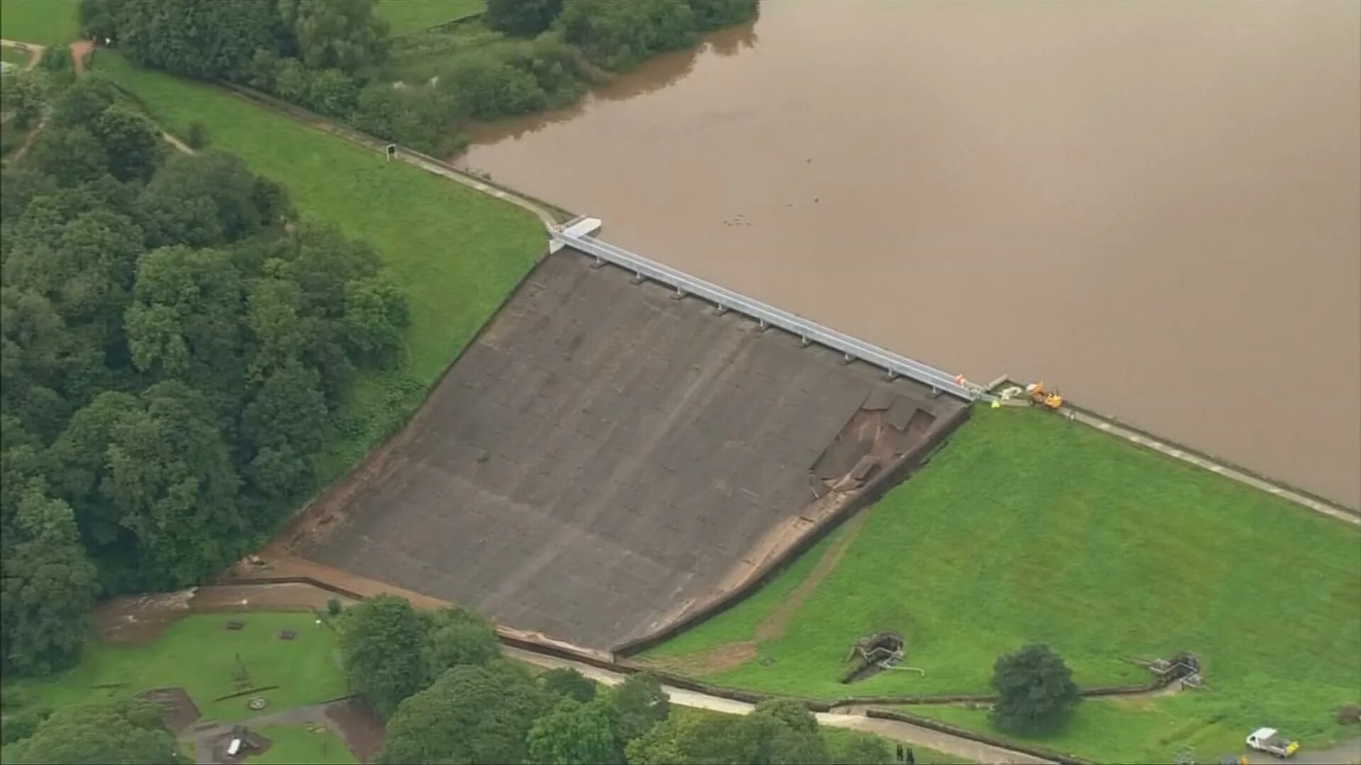 Защитные дамбы от наводнений. Плиты для дамбы. Дамба тысячелетия англия. Чернавская дамба воронеж парк. Ред ривер северная дакота.