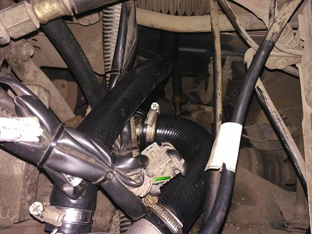 Патрубки отопителя калина 1. Система охлаждения калина 1 8кл патрубки системы. Патрубки печки ваз гранта 16 клапанная. Патрубки радиатора печки калина 1. Седан.