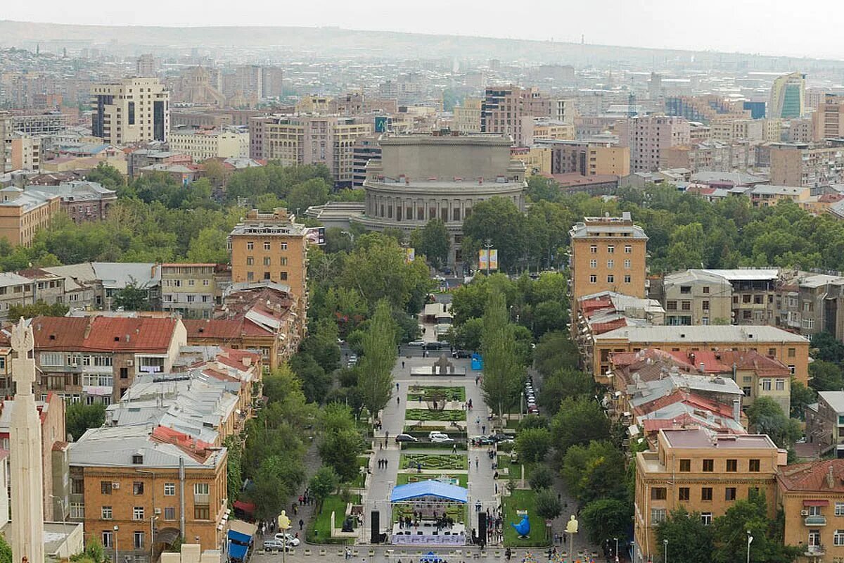Можно в городе ереван. Абовян город в армении. улица абовяна в ереване. ереванский каскад армения. город абовян армения достопримечательности.