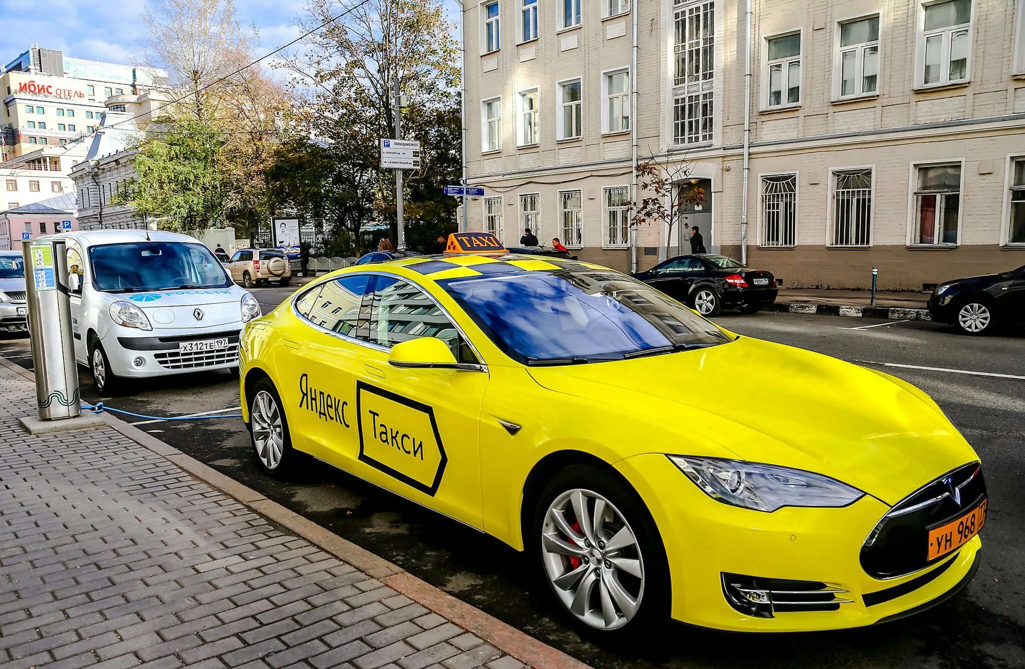 Поддержка такси в москве. Порше Панамера такси.