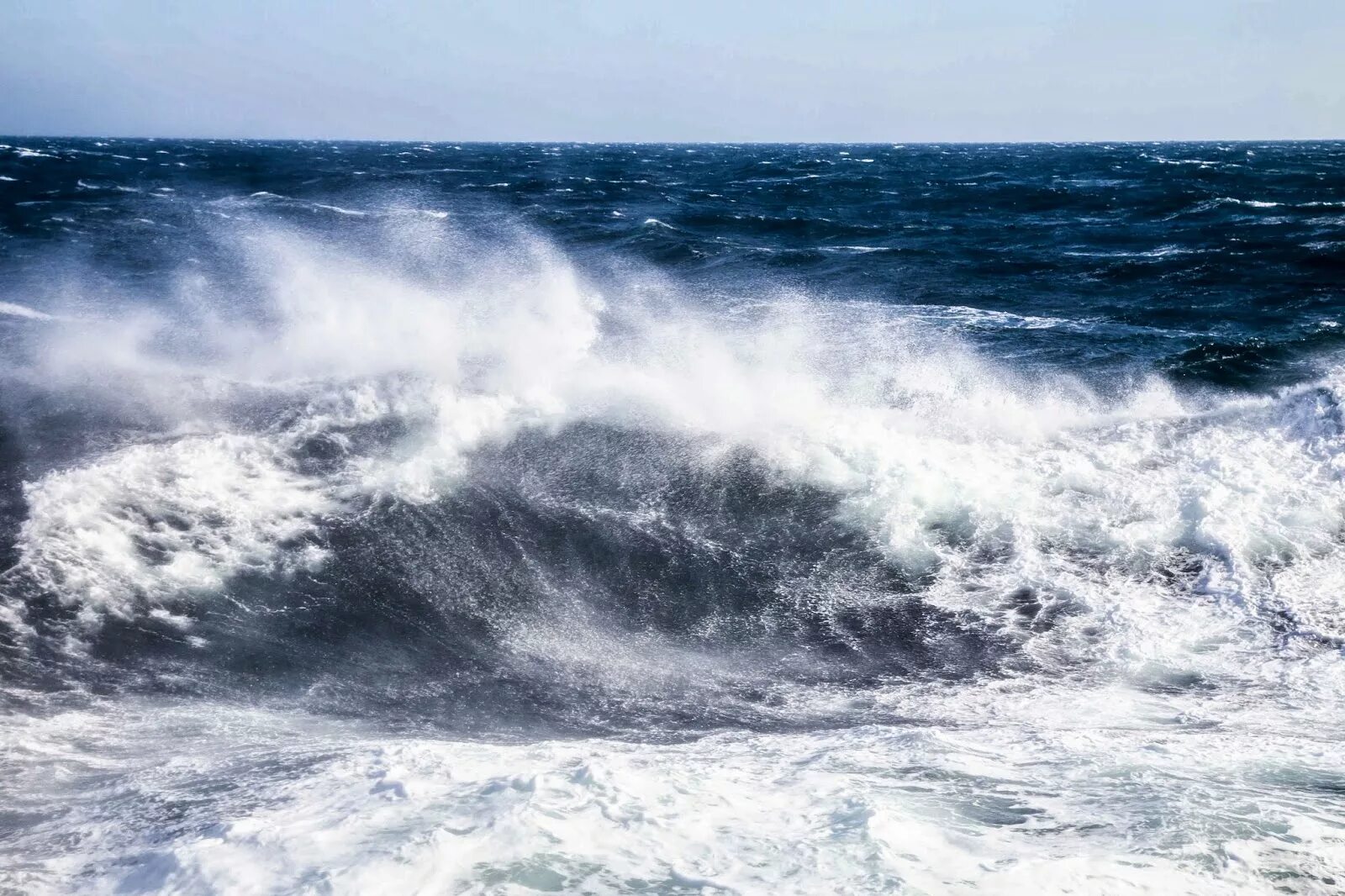 Море гудело грозно выделяясь. Ветер на море. Ветер над морем. Море с воздуха. Море шумит.