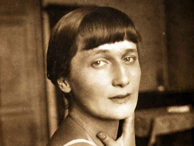 Ахматов е. Ахматова за столом. Анна ахматова 1960. Анна ахматова портрет. Анна ахматова 1945.