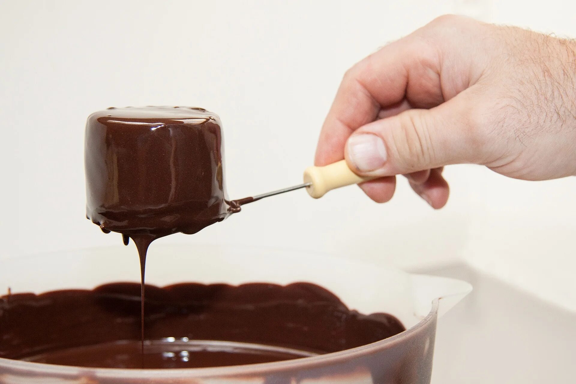 Изготовление домашнего шоколада. Приготовление шоколада. Растопленный шоколад. Шоколадная глазурь. Жидкий шоколад.