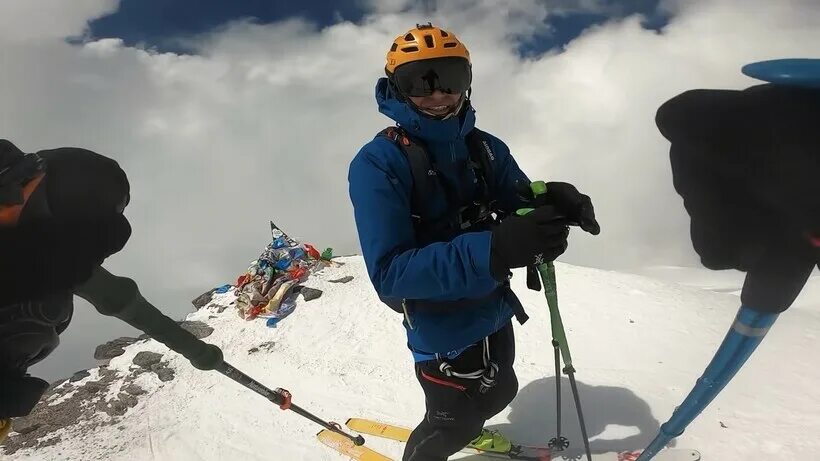 Эльбрус спуск. Спуск с Эльбруса. Спуск на лыжах с Эльбруса. Видео спуск сноуборд Эльбрус. Спуск с Эльбруса на горных лыжах видео.