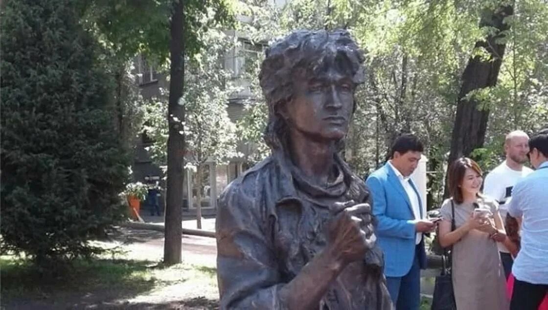 Памятник Виктору Цою установили в Алматы (фото)