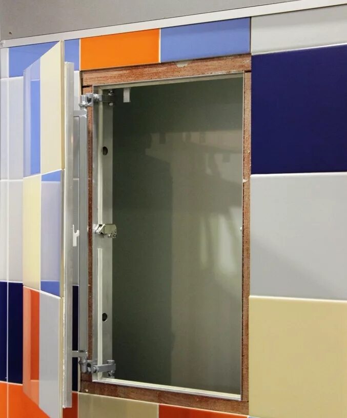 Скрытый люк под. Скрытый люк под. Ревизионный люк хаммер 400х1400м. Люк ревизионный ррз скрытый нажимной. Люк под плитку 350х600.