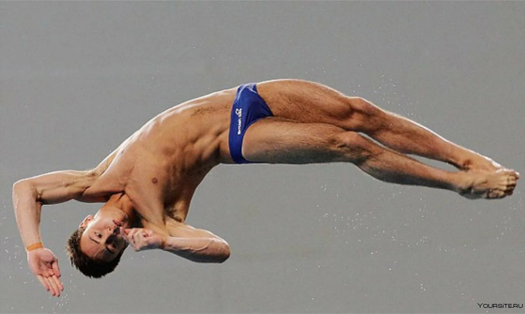 Прыжки в воду. Метью Брайза. Фелпс Майкл прыжок. Терновой прыжки в воду. Рустам Ахметов прыгун в высоту.