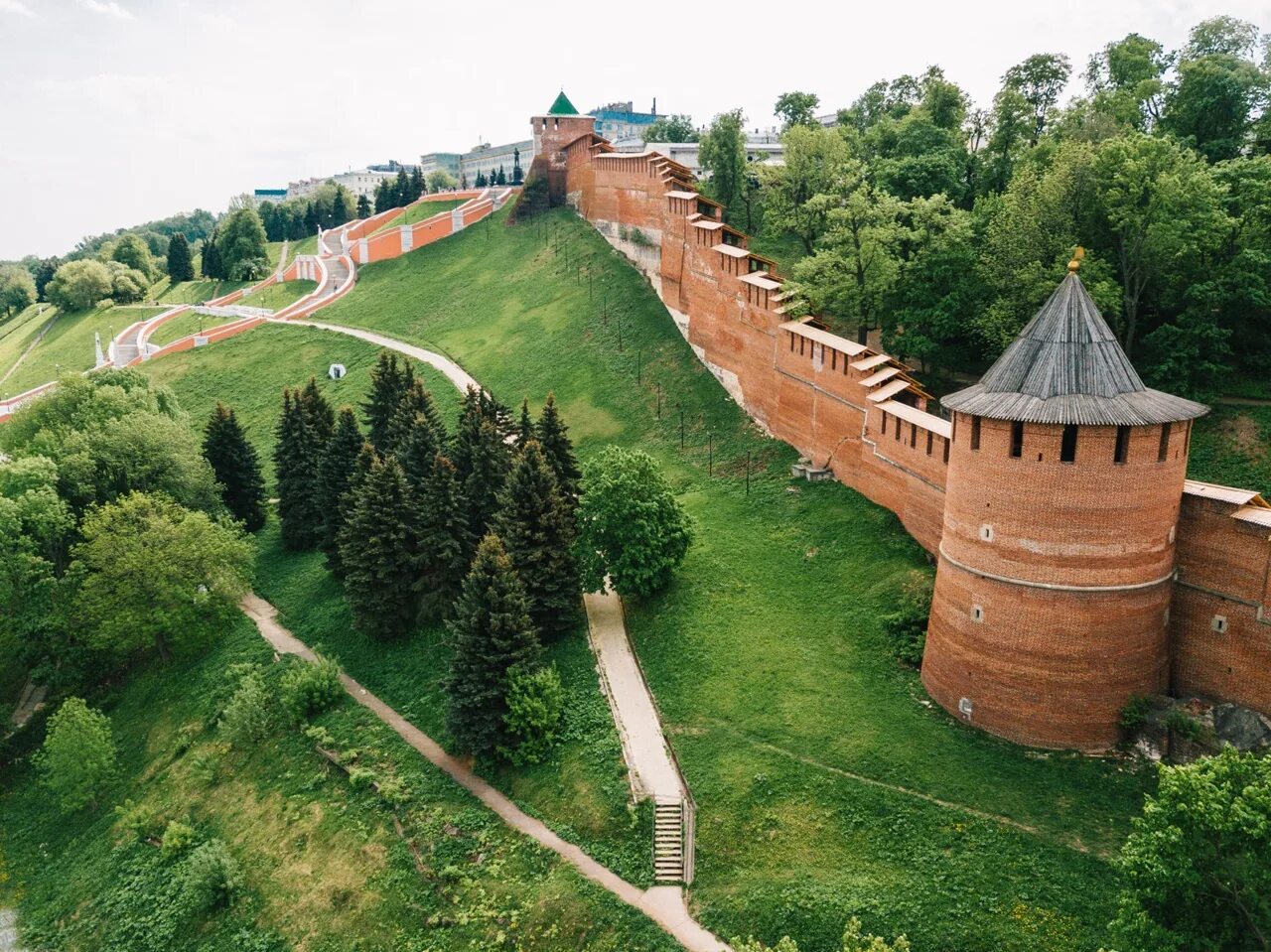 Стена кремля нижний новгород. Нижегородский Кремль Нижний Новгород. Кремлевская стена Нижний Новгород. Новгородский Кремль Нижний Новгород. Нижегородский каменный Кремль.