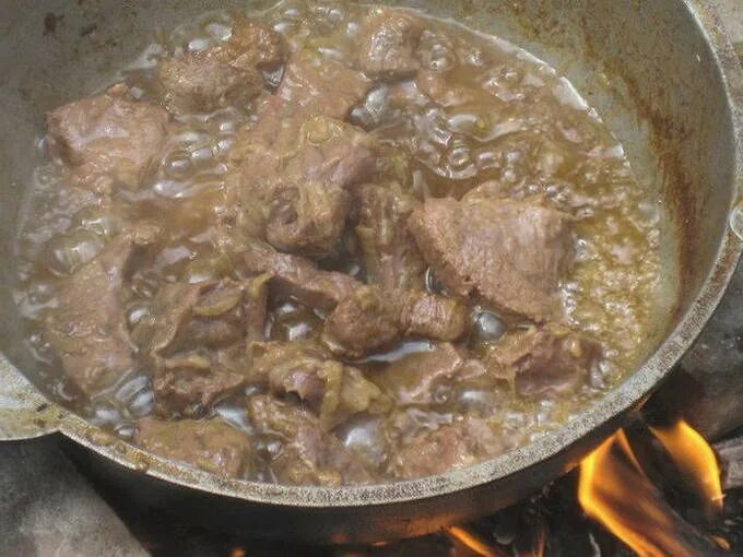 Говядина тушеная в казане. Кусок говядины в казане. Мясо в казане. Тушеное мясо в казанке. Говядина лопатка.