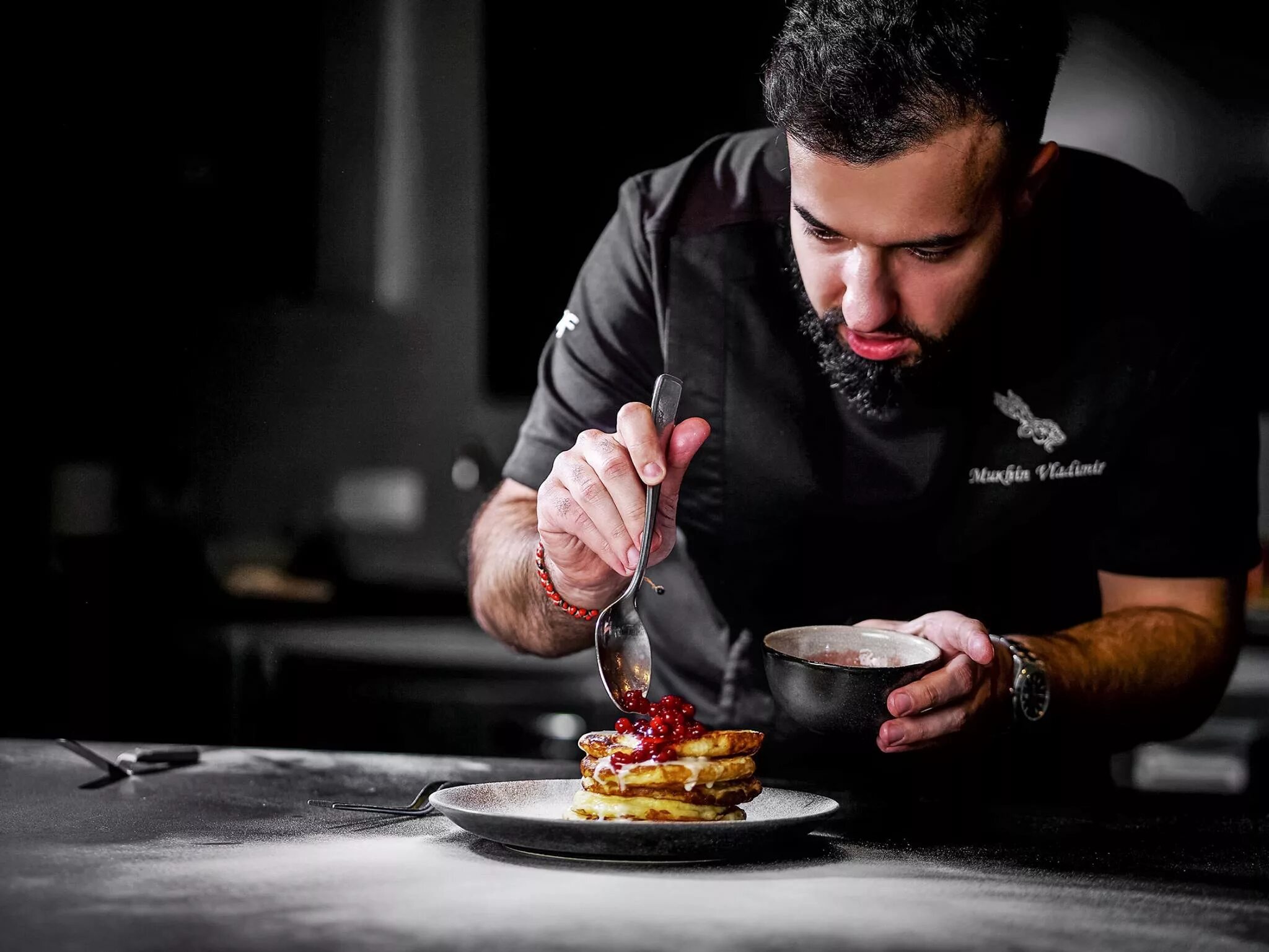 Шеф повар готовит. Шеф повар еду. Шеф повар еду. Итальянская кухня шеф повар. Антоний бурден шеф повар.