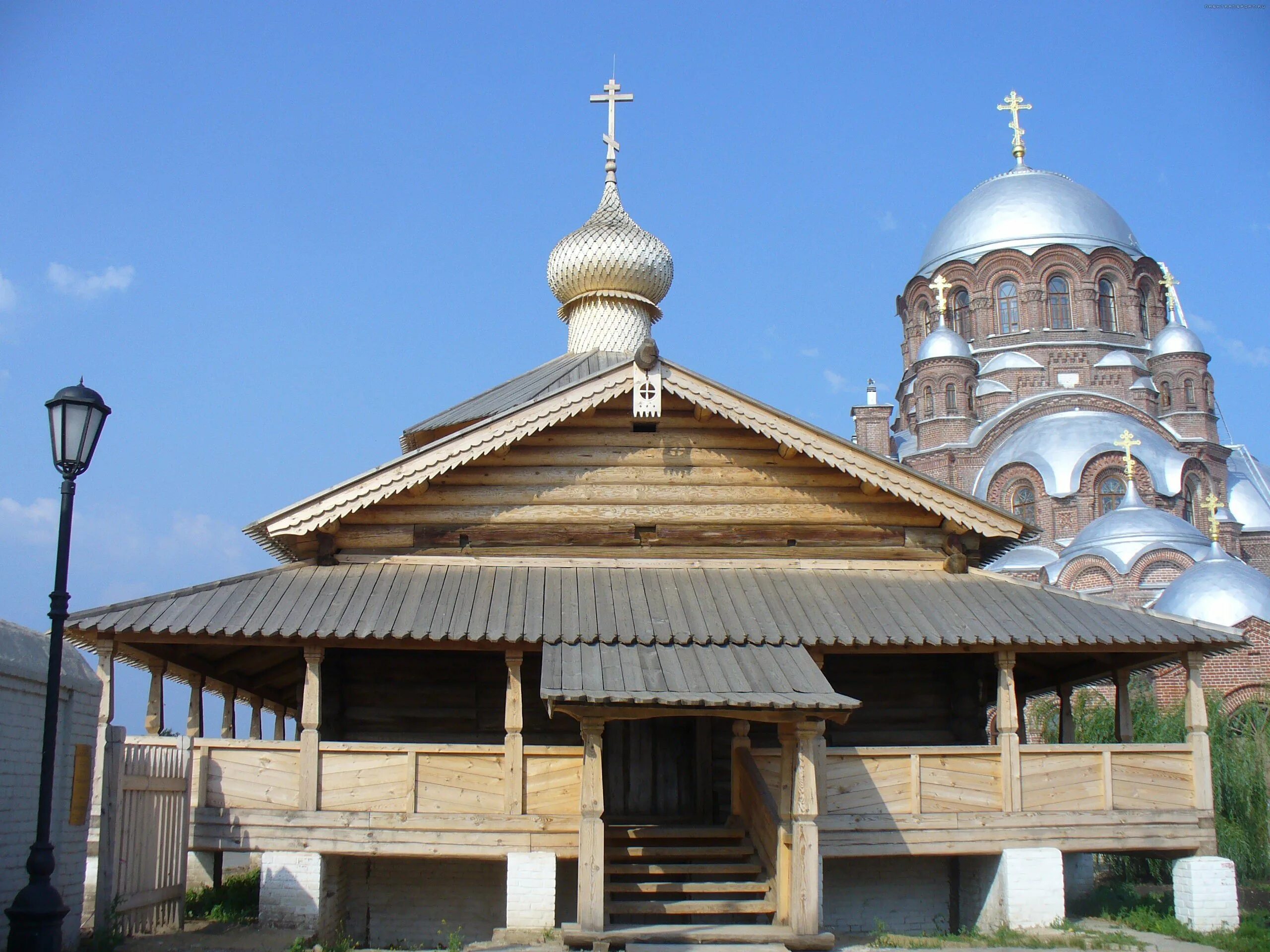 Свияжск храм. Церковь Святой Троицы Свияжск. Деревянная Троицкая Церковь Свияжск. Свияжск Казань Троицкий храм. Свияжский Иоанно-Предтеченский монастырь.