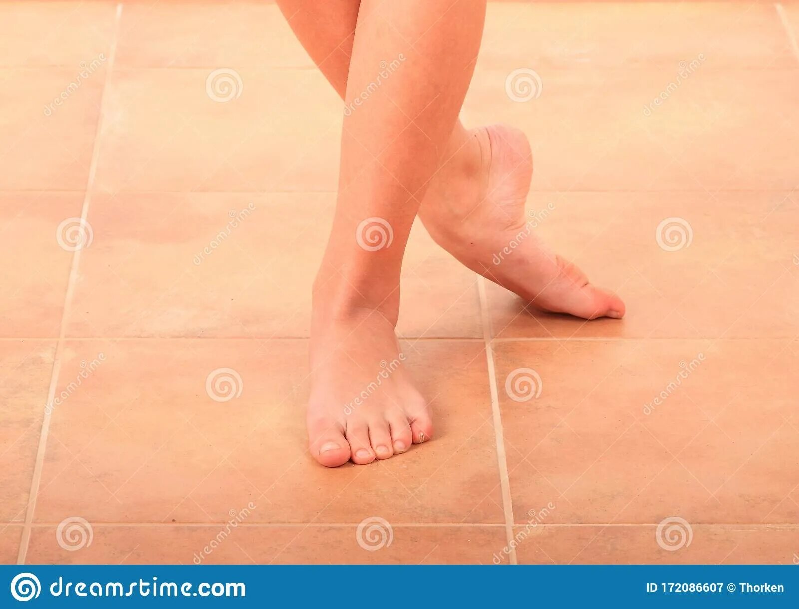 Размер стопы ребенка по месяцам в сантиметрах до года. Таблица размеров стопы у детей. Нога девочки 1 год. Размерная сетка для сапожек скорохода. 5 года.