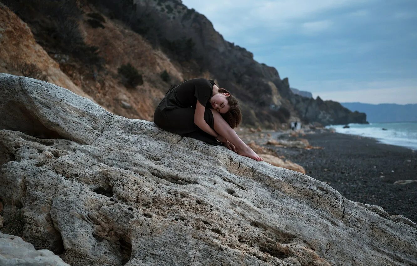 Девушка на скале у моря. Фотосессия на скалах. Девушка сидит на скале. Девушка море скалы.