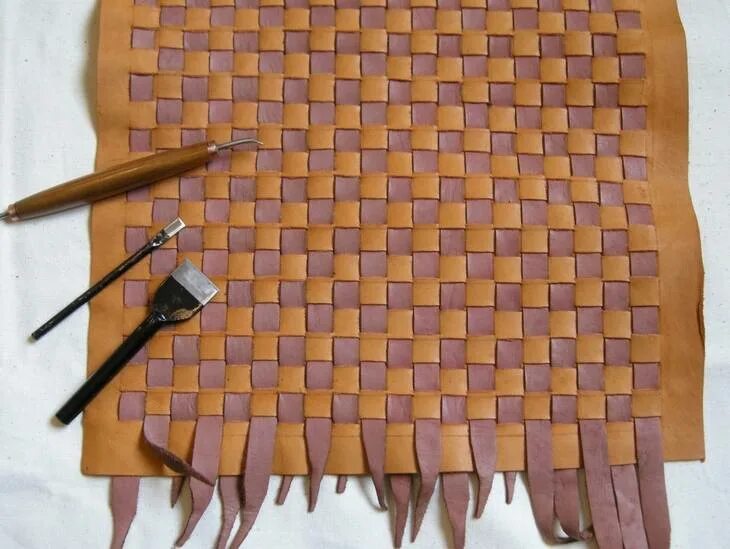 Что можно сделать из кожи своими руками. Плетеный коврик из кожи. плетеное полотно из кожи. коврик из кусочков кожи. изделия из кусочков кожи.