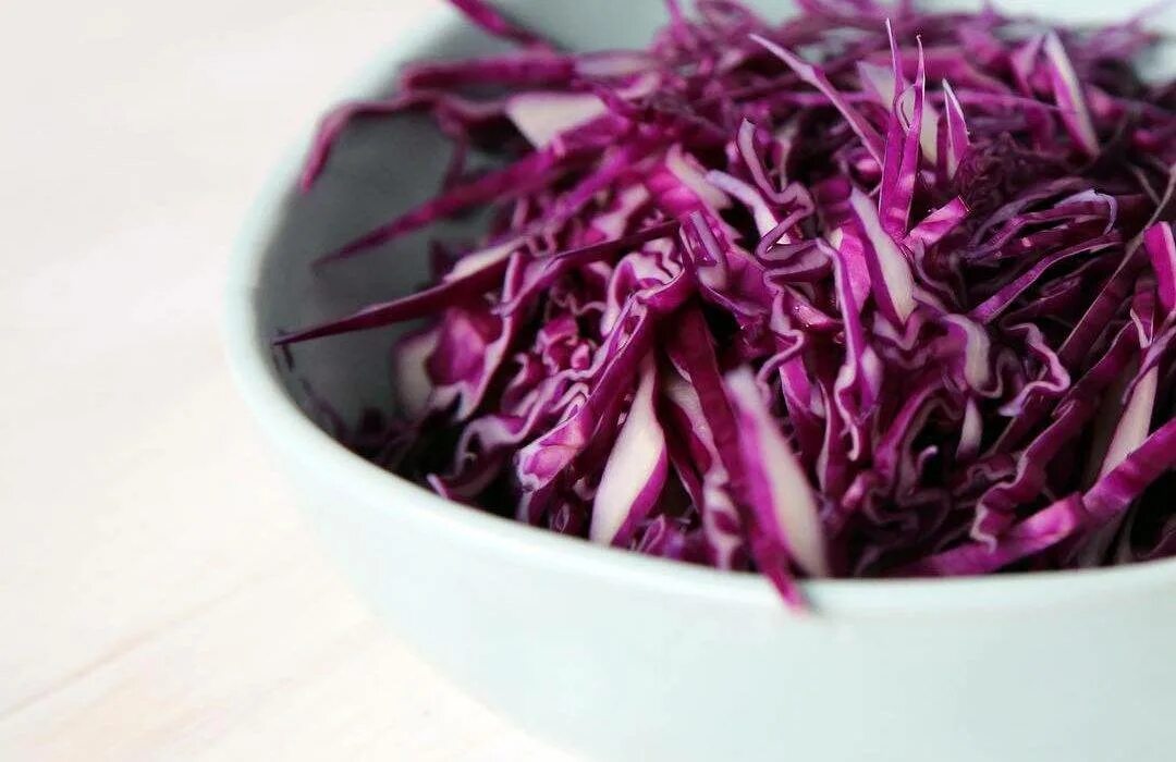 Фиолетовая капуста маринованная. Салат с краснокочанной капустой. Салат на зиму с краснокочанной капустой. Красная квашеная капуста. Красная квашеная капуста.